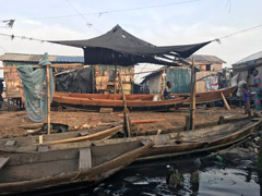 Makoko : L'atelier d'un menuisier spécialisé dans la fabrication de bateaux.