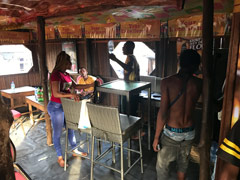 L'ambiance en pleine après-midi dans le bar (boîte de nuit) du quartier à Makoko.