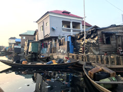 Makoko : il y a aussi des maisons relativement modernes au milieu de tout ça !