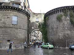 la Porta Capuana of Naples, Italie
