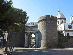 la Porta Capuana of Naples, Italie