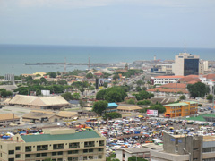 a Bird's-eye view of Accra : the ocean and in the foreground a bus depot