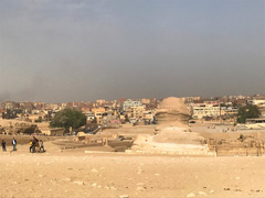 Memphis：the Sphinx：from the back side of the Sphinx the city of Giza can be seen very close by.