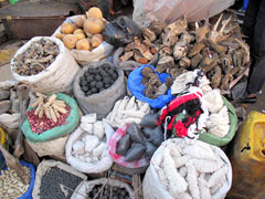 A market in Bamako : "products" for use in traditional medicine as well as by "sorcerers".