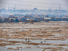 Makoko : a water slum on stilts in the center of Lagos, the economic capital of Nigeria