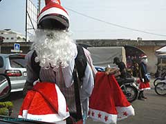 Un vendeur de rue dans Cotonou