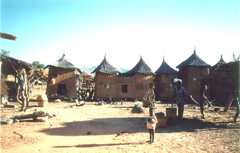 Un village dogon dans la plaine.