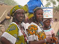 Des femmes Fulani ( Peul ) au marché hebdomadaire.