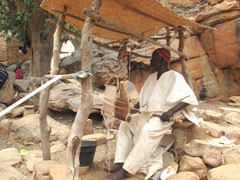 Dans la culture dogon, le tissage est une activité d’homme