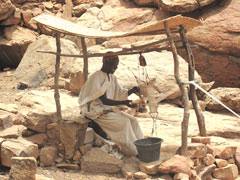 Dans la culture dogon, le tissage est une activité d’homme