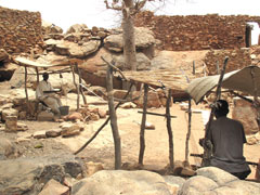 Dans la culture dogon, le tissage est une activité d’homme