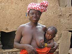 Une femme dogon et son bébé.