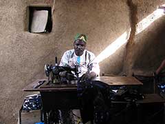 Un tailleur dans le village de Bamba