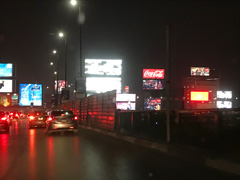 Entre l'aeroport et le Caire : un foret sans fin de panneaux publicitaires.