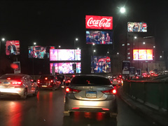 Entre l'aeroport et le Caire : un foret sans fin de panneaux publicitaires.