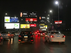 Entre l'aeroport et le Caire : un foret sans fin de panneaux publicitaires.