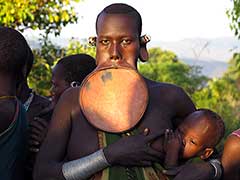 Les Surma de la vallée de l'Omo sont une minorité ethnique bien connue pour les plateaux labiaux ou "labrets" que portent les femmes