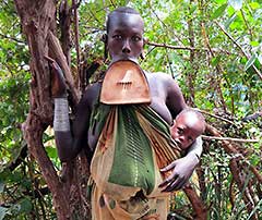 Les Surma de la vallée de l'Omo sont une minorité ethnique bien connue pour les plateaux labiaux ou "labrets" que portent les femmes