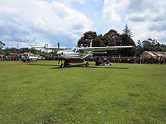 L'avion que nous utilisons pour nos tournages chez les Surma : Arrivée et décollage en pleine ville ! A partir d'ici, c'est un voyage en voiture d'une demi-journée minimum, selon le village de destination.