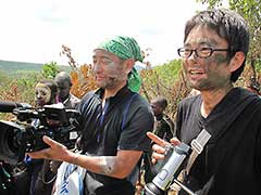 Le chef du village a bien voulu bénir nos stars, notre réalisateur, et notre cameraman en couvrant leurs visages de bouse de vaches.