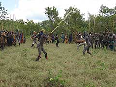 Le donga (également appelée lutte surma) est une lutte traditionnelle éthiopienne avec des bâtons très violente. La donga est ouverte après les moissons et marque la fin des récoltes. Elle est autorisée par un conseil réunissant les sages, les sorciers et " diseurs d'avenir ".