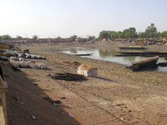 Le petit port au centre de Mopti lors de la saison de secheresse.