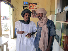 Dans un petit restaurant de bord de route : des Touaregs