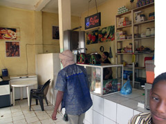 un petit restaurant de bord de route.