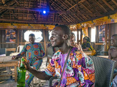 L'ambiance en pleine après-midi dans le bar (boîte de nuit) du quartier à Makoko.