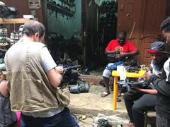 Atelier de réparation d'équipements de tournage pour l'industrie du film de Nollywood à Lagos.