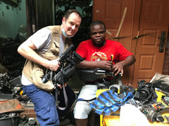 Atelier de réparation d'équipements de tournage pour l'industrie du film de Nollywood à Lagos.