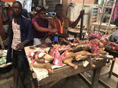 Vue de Lagos : boucher et son étal de porc dans le quartier d’Ikeja.