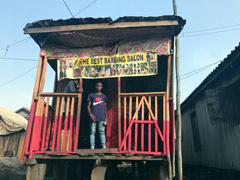 Un salon de coiffeur à Makoko