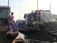 Makoko : on peut voir les filets des pêcheurs sur la droite.