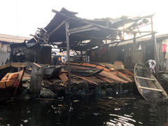 Makoko : L'atelier d'un menuisier spécialisé dans la fabrication de bateaux.