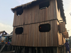 L'ambiance en pleine après-midi dans le bar (boîte de nuit) du quartier à Makoko.