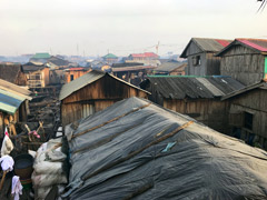 Makoko : naturellement, il y a une grande variété de matériaux de toiture.