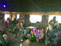 L'ambiance en pleine après-midi dans le bar (boîte de nuit) du quartier à Makoko.