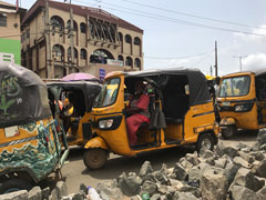 Une femme chauffeur de taxi