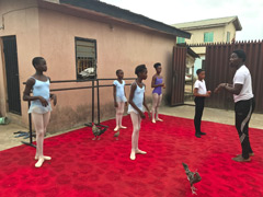 Une école de ballet gratuite au Nigéria : Une école de ballet gratuite au Nigéria : danser avec les poules