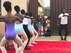 Une école de ballet gratuite au Nigéria : les enfants du voisinage sont fascinés !