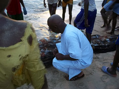 Retour de pêche à Dakar : la prise n’est souvent guère abondante. Les pêcheurs proviennent principalement de l’ethnie sérère.