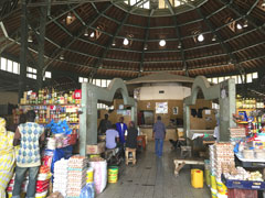 Un marché couvert à Dakar (intérieur)