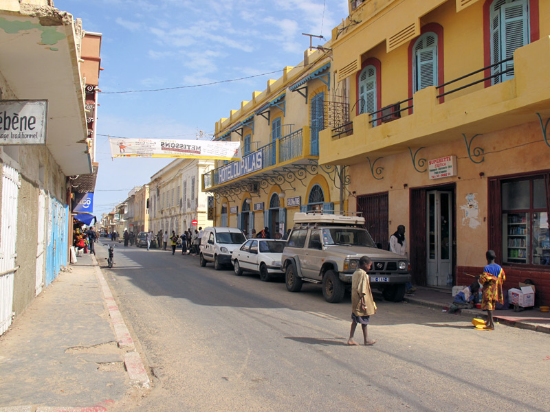 Saint-Louis, Sénégal, Ndar en wolof, souvent appelée « Saint-Louis-du-Sénégal »