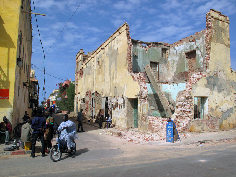 Saint-Louis, Sénégal, Ndar en wolof, souvent appelée « Saint-Louis-du-Sénégal »