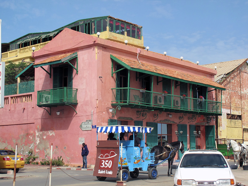 Saint-Louis, Sénégal, Ndar en wolof, souvent appelée « Saint-Louis-du-Sénégal »