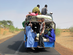 La route qui mène à la frontière entre la Sénégal et le Mali