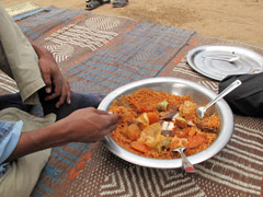 Un incontournable de la cuisine sénégalaise : le fameux thiébou dieune, un plat de riz mijoté avec légumes et poissons.