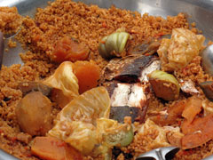 Un incontournable de la cuisine sénégalaise : le fameux thiébou dieune, un plat de riz mijoté avec légumes et poissons.