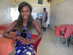 A l’approche de la frontière séparant le Sénégal et le Mali : l’intérieur d’un restaurant en bord de route.